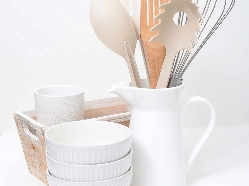 Utensilios de cocina de mango grueso guardados en un recipiente